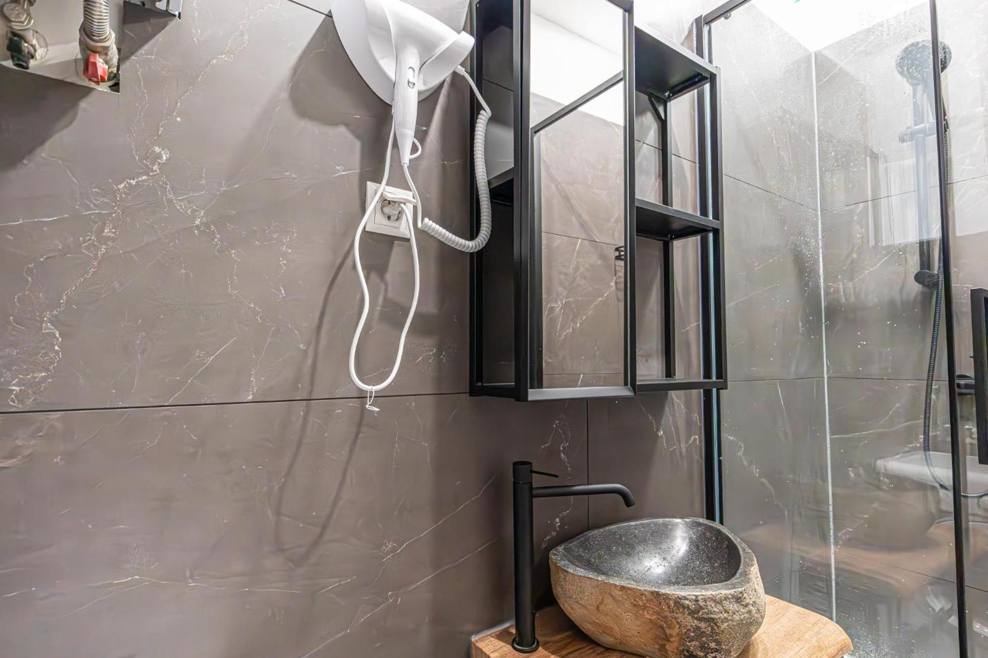 Charming 2br Aprtment Near Tourist Attractions *
